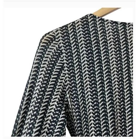 MaxMara Black & White Chevron Pattern Wrap Top Size Small - Picture 4 of 5